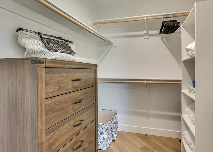 Walkable Oasis W/ Pool Near Old Town *
