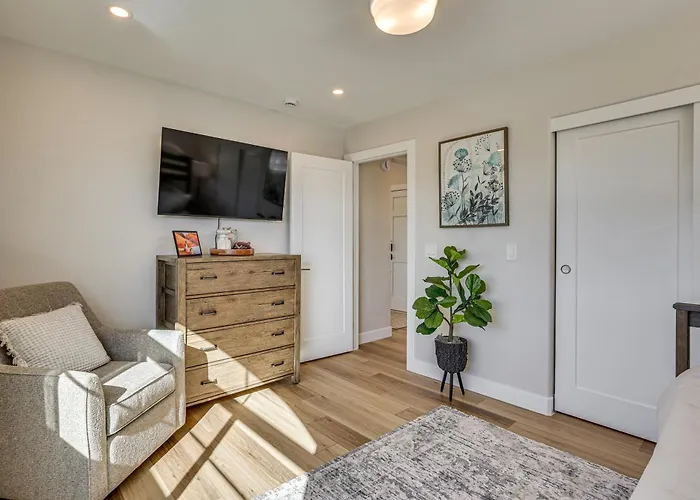 Walkable Oasis W/ Pool Near Old Town
